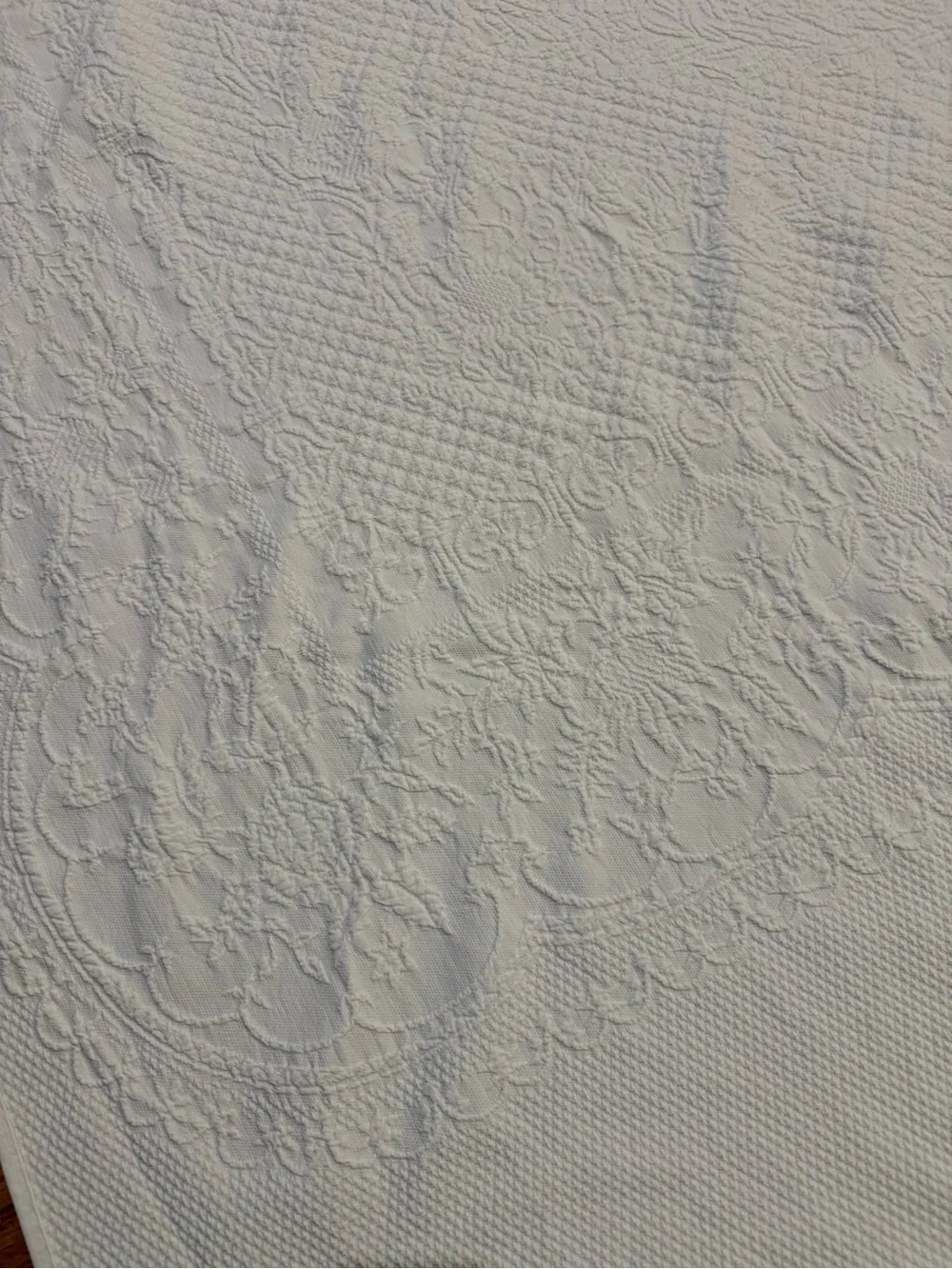 Vintage White 100% Cotton Matalesse Coverlet Queen Bedspread Floral Medallion